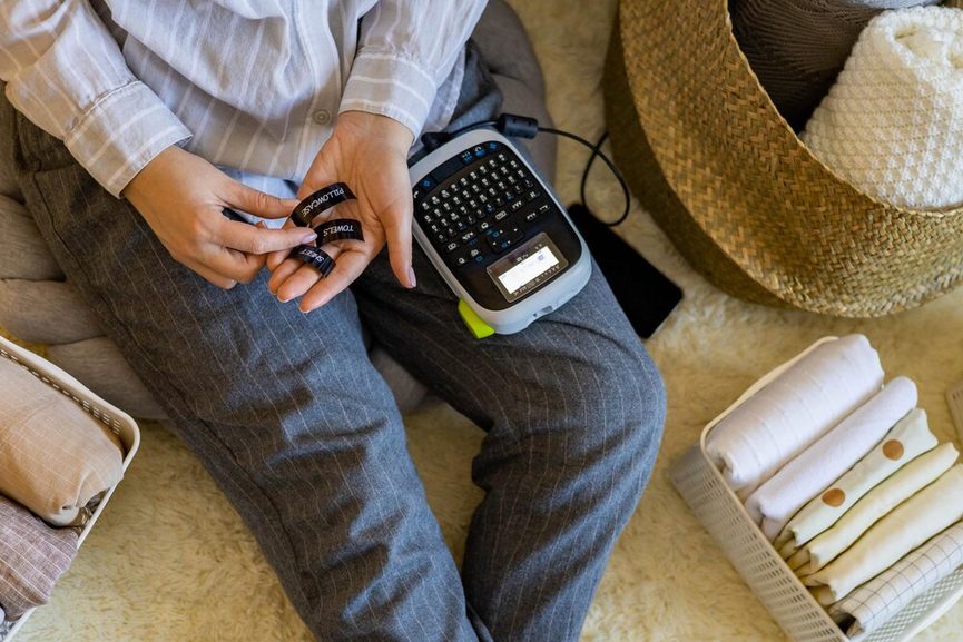 Portable PC gaming console playing an indie title