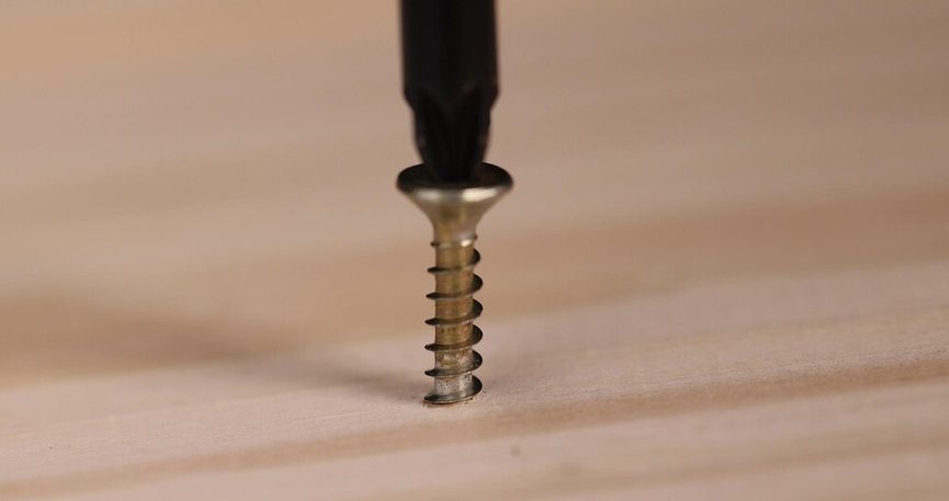 Precision screwdriver kit with rubber band method for extraction