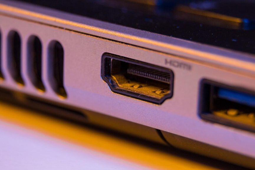 Hub USB-C avec câble Ethernet et chargeur branché sur un Steam Deck