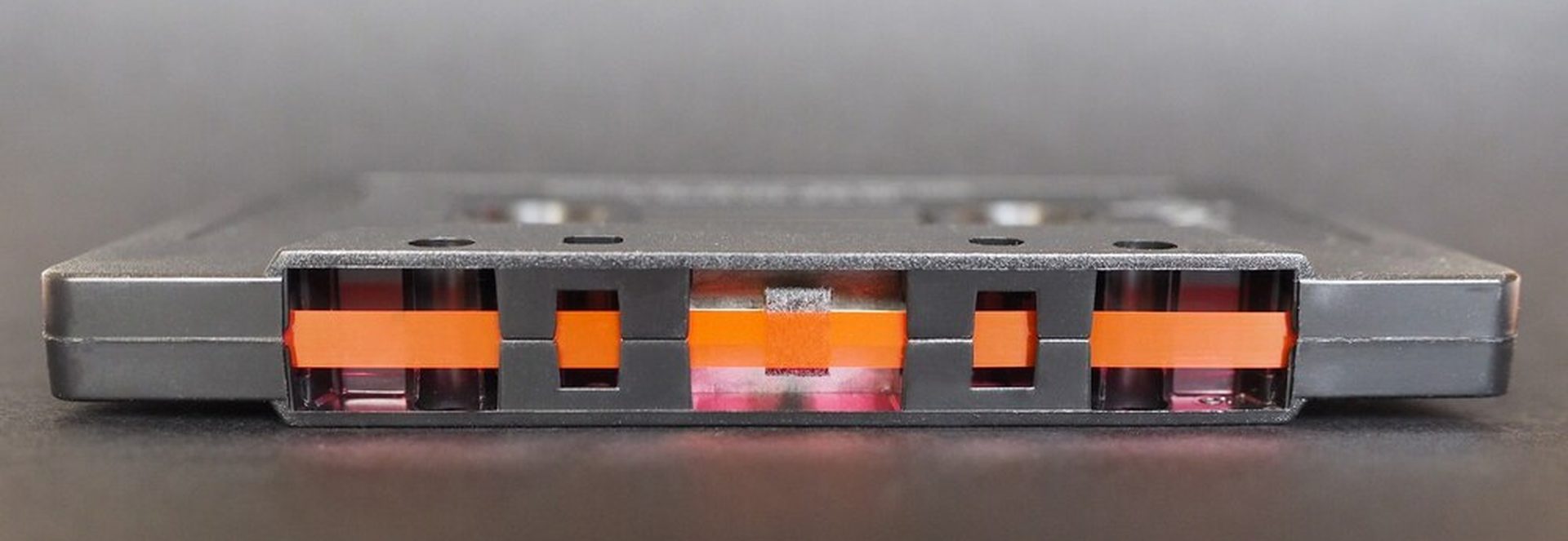 Steam Deck connecté à un adaptateur USB-C Ethernet sur un bureau
